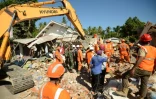Recherches dans les décombres de bâtiments effondrés, le 8 août 2018 à Sigar Penjalin, en Indonésie, après le sésime meurtrier de dimanche sur l'île de Lombok