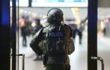 Un policier dans la gare de Düsseldorf dans l'ouest de l'Allemagne après une attaque à la hache le 9 mars 2017