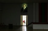 Un agent de sécurité dort sous un portrait de Jonas Savimbi, fondateur de l'Union nationale pour l'indépendance totale de l'Angola, à Luanda le 23 août 2022 