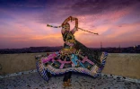 La danseuse folklorique Aasha Sapera s'échauffe avant de donner des cours en ligne, le 13 août 2020 à Jodhpur, en Inde