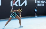 La Française Caroline Garcia frappe le sol avec sa raquette lors du match du deuxième tour de l'Open d'Australie contre la Polonaise Magdalena Frech le 17 janvier 2024 à Melbourne