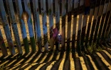 Une fillette du Honduras observe la frontière entre le Mexique et les Etats-Unis à Playas de Tijuana, dans l'Etat de Baja California au Mexique, le 2 décembre 2018