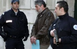 Des policiers escortent le militant libanais pro-palestinien Georges Ibrahim Abdallah (c) à sa sortie du palais de justice de Pau, le 18 février 2010