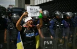 "Dans la rue maintenant!" sur une pancarte brandie par une manifestante le 29 mai 2026 à Caracas