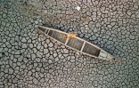 Vue aérienne d'une barque sur les marais asséchés de Chibayich, dans le sud de l'Irak, le 24 juillet 2022