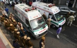 Police et ambulances à New Delhi  aux abords d'une usine qui a brûlé dimanche 8 décembre 2019, faisant au moins 43 morts