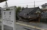 Une maison effondrée dans la ville de Suzu située dans le département d'Ishikawa, le 7 janvier 2024, après le séisme du Nouvel An au Japon