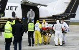 Transfert d'un patient atteint du Covid-19 à l'aéroport d'Orly (région parisienne), vers Bordeaux, le 14 mars 2021
