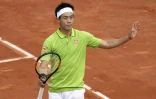Le Japonais Kei Nishikori salue le public après sa victoire face à l'Espagnol Fernando Verdasco au 3e tour à Roland-Garros, le 27 mai 2016
