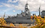 La frégate Hamburg (F220) de la marine allemande, amarrée au port de Copenhague, restera pendant le prochain sommet de l'UE, le 28 septembre 2025 au Danemark
