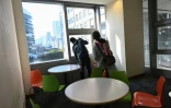 Des militants pro-démocratie occupant encore l'Université Polytechnique de Hong Kong vérifient les mouvements de la police massée devant le campus, le 22 novembre 2019