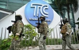 Des soldats équatoriens devant les locaux de la chaîne de télévision TC après l'irruption d'hommes armés en direct sur le plateau prenant brièvement en otage journalistes et personnels, le 9 janvier 2024, à Guayaquil, en Équateur