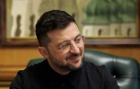 Le président ukrainien Volodymyr Zelensky écoutant un appel téléphonique avec le président américain Donald Trump alors qu'il est assis dans son bureau à Kiev le 11 octobre 2025 - 
