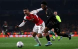 Le défenseur français d'Arsenal William Saliba (à gauche) et l'attaquant français de Lens Elye Wahi au duel lors de la défaite 6-0 de Lens en Ligue des champions à l'Emirates Stadium de Londres le 29 novembre 2023