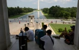 Des touristes s'abritent à l'ombre dans le Lincoln Memorial à Washington, le 19 juillet 2019.