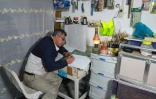 Le calligraphe kurde irakien Jamal Rassoul Hussein, chez lui dans son atelier à Raniye, à 130 km au nord de Souleymaniya, dans la région autonome du Kurdistan irakien, le 17 décembre 2021