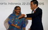 La Première ministre du Bangladesh, Sheikh Hasina, en compagnie du président indonésien, Joko Widodo, lors d'un sommet Asie-Afrique à Jakarta, le 22 avril 2015