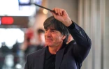 L'entraîneur Joachim Löw salue les supporters à son arrivée à l'Aéroport Vnukovo à Moscou, le 12 juin 2018