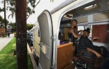 Une caravane transformée en salon de coiffure mobile, Project Q, dans le quartier de Silver Lake, le 15 avril 2018 à Los Angeles