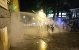 La police utilise des gaz lacrymogènes et un canon à eau contre des manifestants à Tbilissi, le 1er mai 2024 en Géorgie