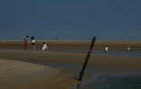 Des promeneurs sur le banc d'Arguin, îlot "mouvant" de sable près d'Arcachon, en Gironde, le 20 avril 2026
