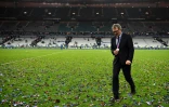 L'entraîneur Laurent Blanc quitte la pelouse du Stade de France après la victoire du PSG face à Marseille en finale de la Coupe de France, le 21 mai 2016