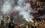 Des supporters russes avec des fumigènes et des feux de Bengale lors du match Angleterre Russie le 11 juin 2016 au stade Vélodrome à Marseille