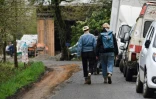 Deux personnes sur le site de la ZAD Notre-Dame des-Landes (Loire-Atlantique), le 8 avril 2018 à 