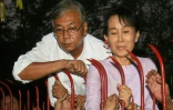 Htin Kyaw (g) avec Aung San Suu Kyi, le jour de la libération de la Dame de Rangoun, le 13 novembre 2010