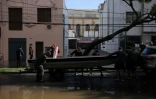 Des bénévoles préparent un bateau pour une opération de secours dans une zone inondée de Porto Alegre, dans l'Etat du Rio Grande do Sul, le 8 mai 2024 au Brésil