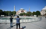 Deux passants prennent des photos de Sainte-Sophie à Istanbul le 23 juillet 2020