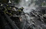 Les pompiers éteignent les décombres en feu d'un restaurant détruit par un missile à Kharkiv, dans l'est de l'Ukraine, le 4 septembre 2022