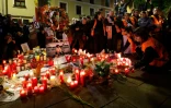 Des manifestants se rassemblent pour rendre hommage à Maricarmen Abascal devant son appartement, cette retraitée de 87 ans dont l’expulsion a déclenché des manifestations nationales contre la crise chronique du logement en Espagne et un débat politique qui a débouché sur des élections anticipées, lors d’une marche à Madrid le 8 octobre 2026.