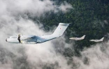Un Airbus A400M français ravitaille en vol deux chasseurs Rafale B au-dessus de l'Indonésie le 22 septembre 2026 lors de la mission Pégase 26