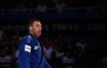 Le judoka français Axel Clerget, vainqueur ici du Japonais Sanshiro Murao sur le site des Jeux de Tokyo, le 1er septembre 2019, se prépare individuellement dans un petit garage 