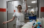 Une infirmière prépare une perfusion de réhydratation à l'hôpital de Purpan, à Toulouse, en Haute-Garonne, le 23 juin 2026