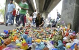 La colombienne Adriana Restrepo recycle des déchets en jolis objets de design à Medellin, le 4 décembre 2015