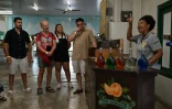 La guide Genesis Riley (D) explique à des touristes la production de liqueur curaçao dans la distillerie Willemstad, sur l'île néerlandaise de Curaçao, au large du Venezuela, le 9 avril 2026
