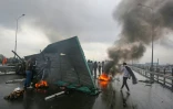 Des manifestants irakiens bloquent une autoroute à Bagdad le 22 janvier 2020 