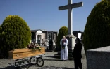 Enterrement d'une personne morte de la maladie du Covid-19, dans le cimetière de Envie, près de Cueno, dans le nord-ouest de l'Italie, le 24 avril 2020