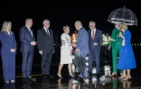 Le roi Charles III et la reine Camilla accueillis à l'aéroport de Sydney, le 18 octobre 2024 en Australie