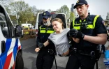 La militante suédoise pour le climat Greta Thunberg interpellée lors d'une manifestation organisée par le groupe écologiste Extinction Rebellion à laquelle elle participait, le 6 mars 2024 à à La Haye
