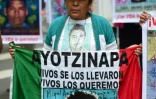 Des proches des 43 étudiants mexicains disparus à Iguala manifestent à Mexico, le 26 septembre 2015, un an après leur disparition