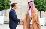 Le président français Emmanuel Macron accueille le prince héritier saoudien Mohammed ben Salmane, le 28 juillet 2022 à l'Elysée, à Paris