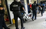 Des policiers et des secouristes participent à une simulation de fusillade dans une école d'Hialeah, en banlieue de Miami, le 3 août 2022