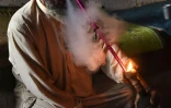 Un Pakistanais fume une pipe de haschich, le 25 octobre 2017 Ă Peshawar