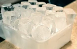 Des glaçons produits par l'usine Kuramoto Ice sur le comptoir d'un bar à Melbourne, le 29 juillet 2026 en Australie