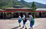 Des élèves arrivent à leur école du village frontalier de Chakothi, près de la ligne de contrôle (LoC) au Cachemire pakistanais, le 13 mai 2025 après un cessez-le-feu entre l'Inde et le Pakistan