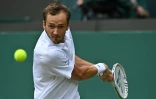 Le Russe Daniil Medvedev, lors de son match du 2e tour contre l'Espagnol Carlos Alcaraz, le 1er juillet 2021 au tournoi de Wimbledon à Londres