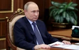 Le président russe Vladimir Poutine écoute le patron de la société "Znanie", Maxim Dreval, lors d'une rencontre au Kremlin le 5 mai 2022
*Editor's note : this image is distributed by Russian state owned agency Sputnik.*